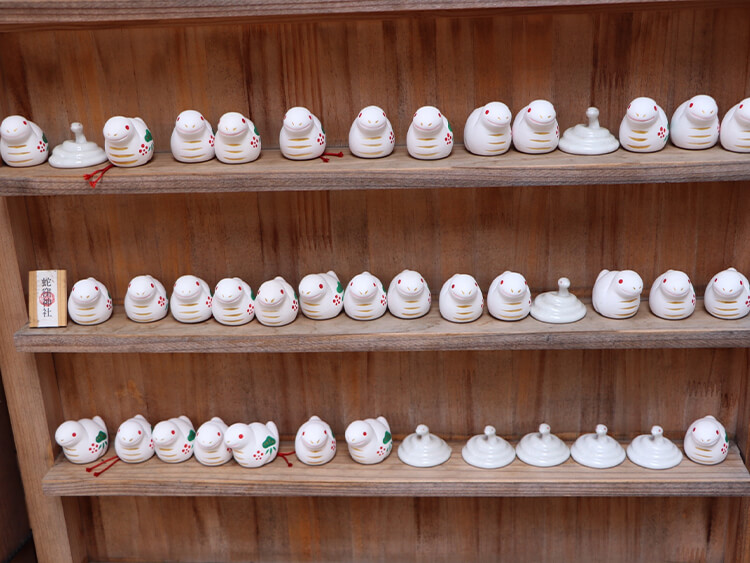 神社で蛇を見たら？そのスピリチュアルな意味
