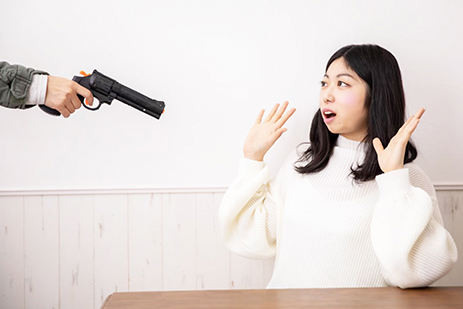 女性が銃を向けられる夢