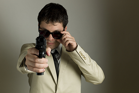 男性が銃を向けられる夢