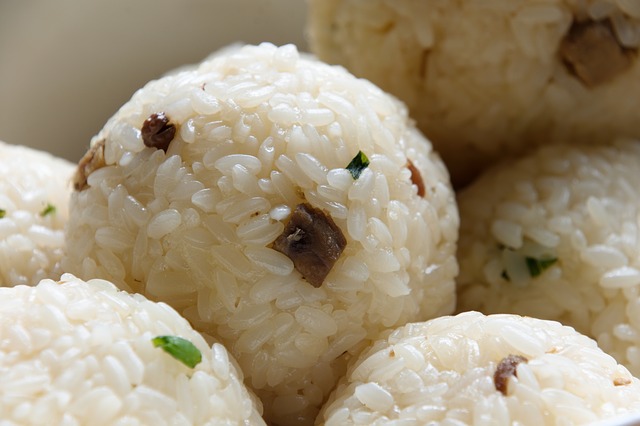 朝食にピッタリ！おにぎりを食べるだけで運気・恋愛運が上がるワケ！