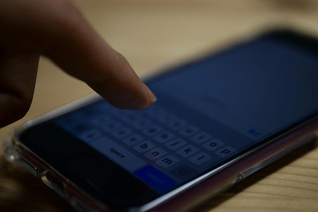 「彼が浮気しているかも」うまくスマホを覗き見る方法3選！うまく問い詰めるコツも紹介