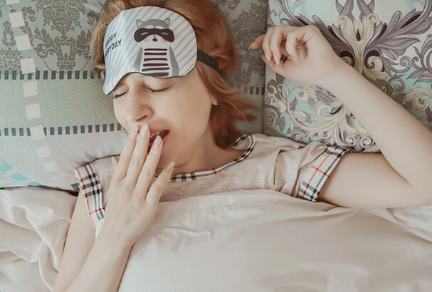 お昼に寝たくなる原因は？眠気覚ましにピッタリな方法も紹介！