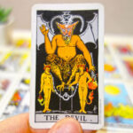 悪魔のタロットカードの意味とは？シンボル別の暗示を解説
