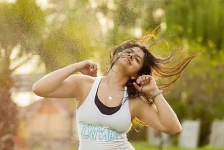 チャーミングな女性をめざすには？効果的な方法について