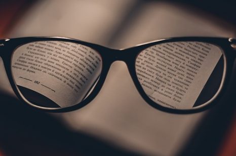 目の疲れにお悩みでは？効果的な改善方法について