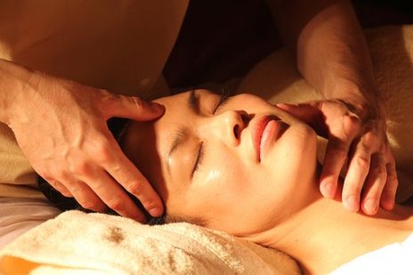 目の疲れにお悩みでは？効果的な改善方法について