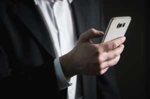 無口な彼が見せる愛情表現6つ