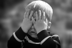 人に悩みを相談できない心理、性格を解決する方法