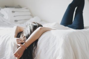 人に悩みを相談できない心理、性格を解決する方法