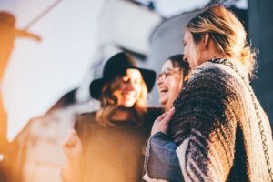 人に悩みを相談できない心理、性格を解決する方法