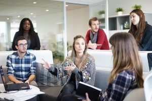 初対面でも大丈夫！長続きする会話パターン5選【同僚・上司】