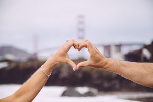 出会いの季節の春だから！運命の出会いを引き寄せる風水やおまじないを紹介