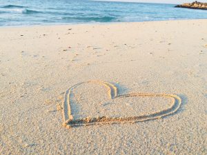 気分転換に最適！海や砂浜に遊びに行った時にできる願望成就のおまじない