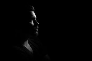 【いつまでも幸せな恋愛ができない】あなたを不幸にする男性の特徴3選！