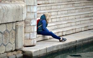 【いつまでも幸せな恋愛ができない】あなたを不幸にする男性の特徴3選！
