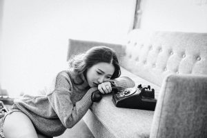 深夜にモヤモヤしていませんか？恋愛にネガティブになるあなたへ送る対処法